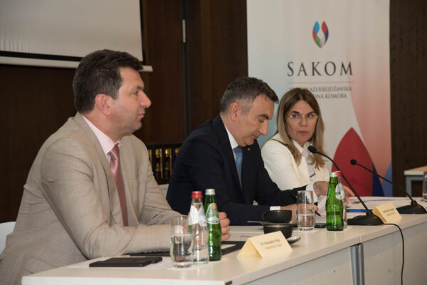 02 Dr Aleksandar Pajić, gradonačelnik Šapca, gospodin Ahmet Murat Turkoglu, predsednik SAKOM-a i gospođa Biserka Jevtimijević, potpredsednica SAKOM-a.