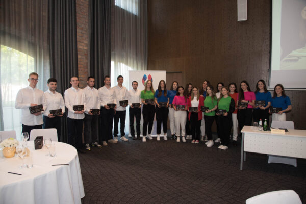 17 SAKOM Scholarship holders and presents from ADORÉ.
