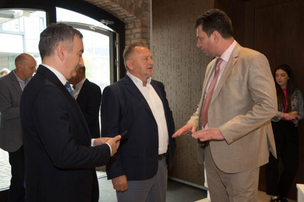 32 Mr. Ahmet Murat Turkoglu, SAKOM President, Mr. Rade Nikolić, SAKOM Board Member and representative of SAKOM member-company West-gradnja, and Dr Aleksandar Pajić, the Mayor of Šabac.