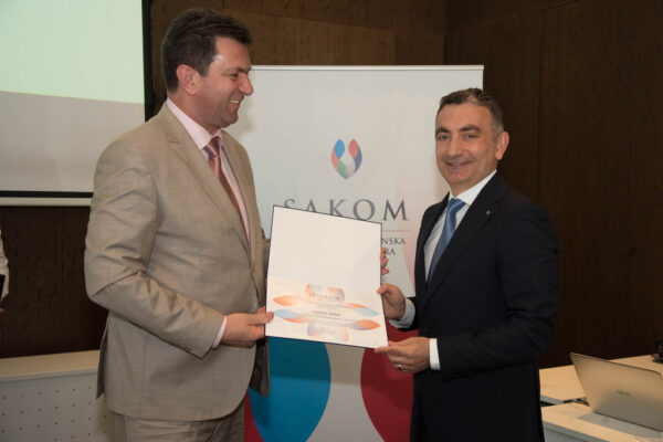 52 Dr Aleksandar Pajić, the mayor of Šabac, receiving the certificate of appreciation and Duboki Potok Monastery’s brandy (rakija).