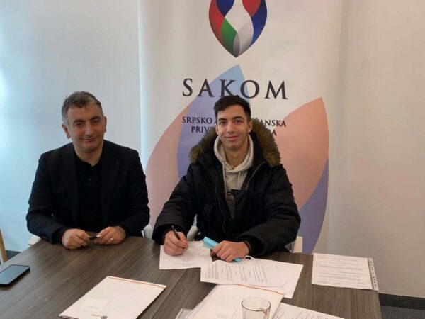 Mr. Ahmet Murat Turkoglu, SAKOM President, and the scholarship holder Petar Isaković.