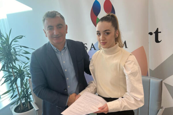 SAKOM President Mr. Ahmet Murat Turkoglu and scholarship holder Katarina Jović.