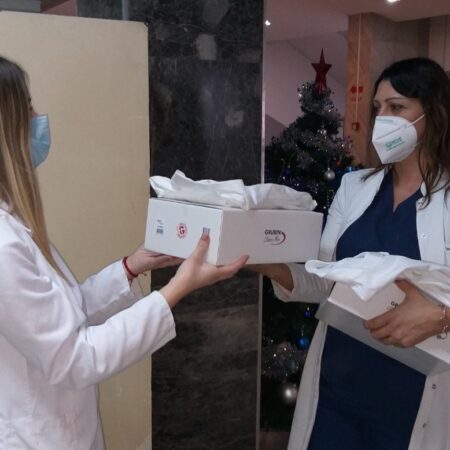 Zdravstveni radnici Kliničko-bolničkog centra KBC Zemun razmenjuju primljenu donaciju na dan dočeka Nove godine.